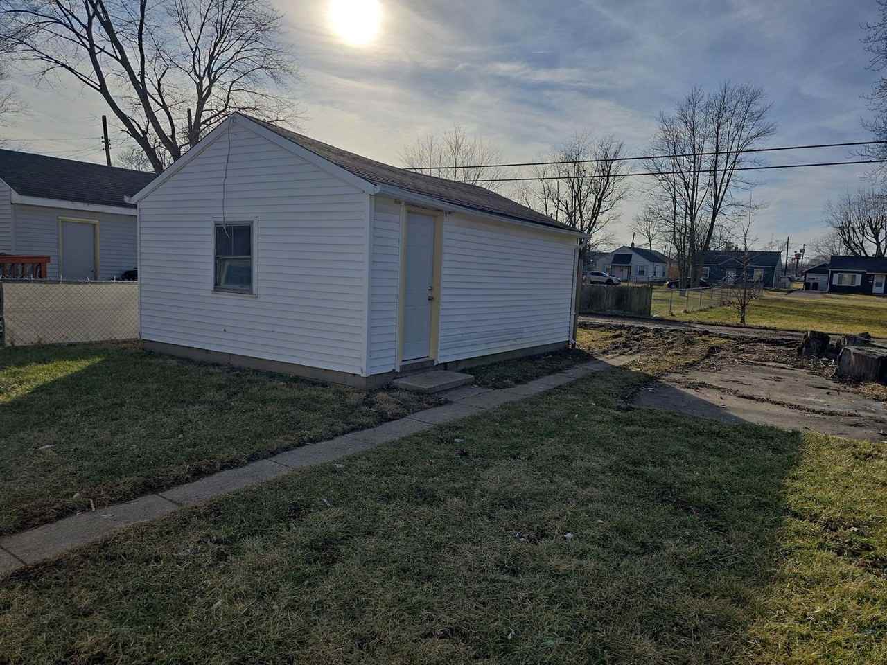 2321 S Pershing Dr - Photo 4 of 5