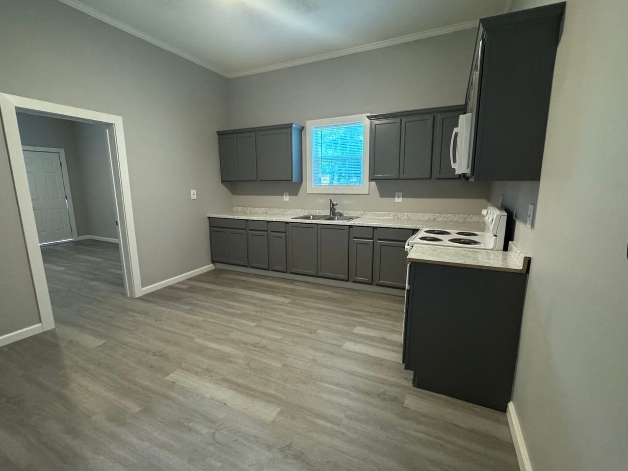 2705 Gordon Ave - Photo 4 of 11