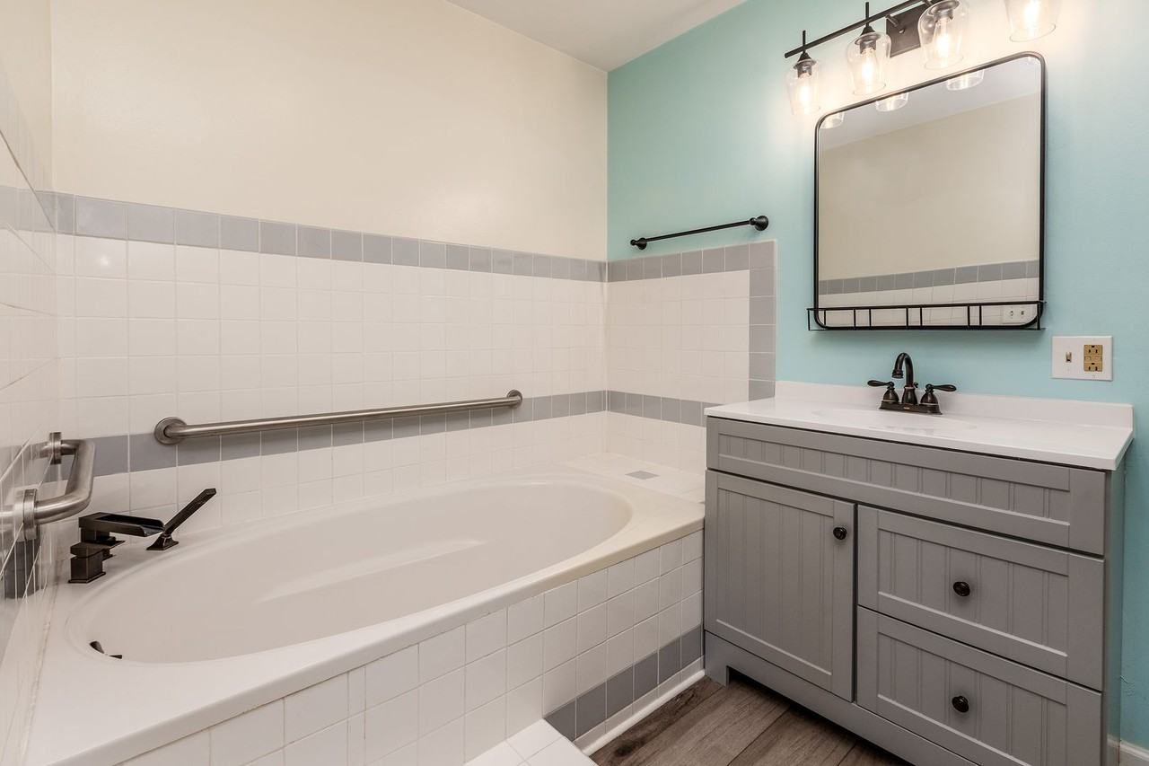 510 N Beadle Dr - Photo 4 of 8