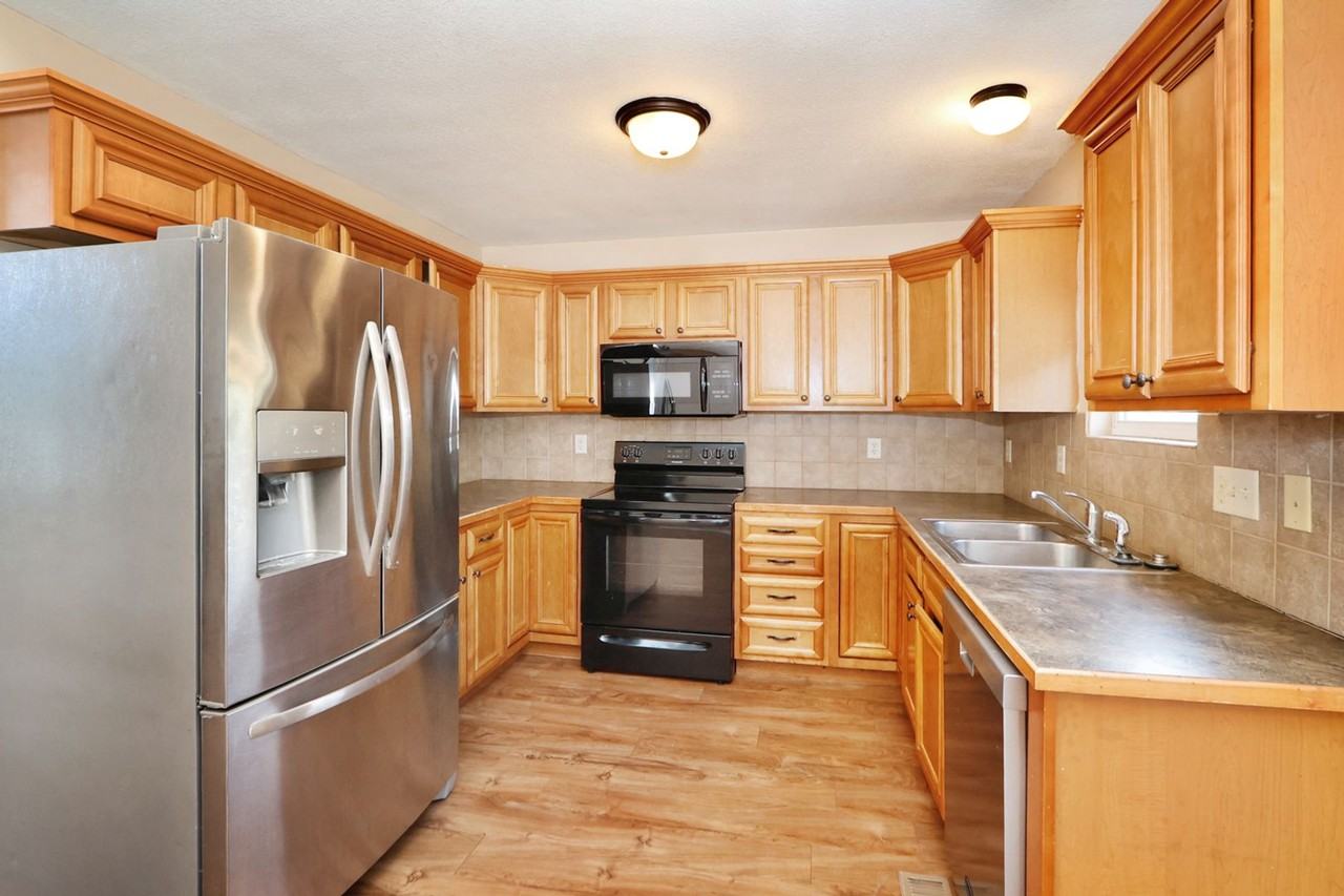 934 Sandusky Dr - Photo 4 of 28