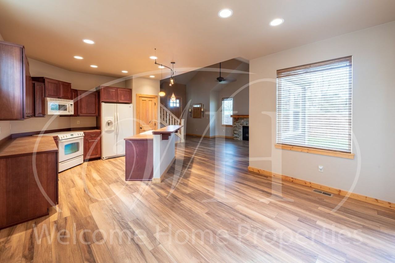 1096 Se Garrison Village Way - Photo 3 of 42