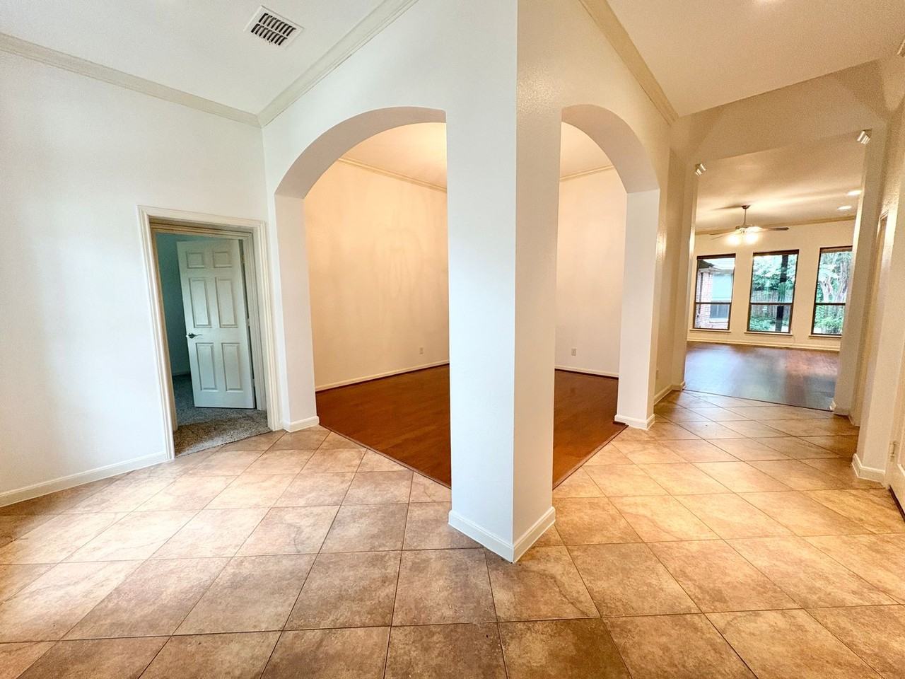 5827 Windy Meadow Ln - Photo 4 of 32