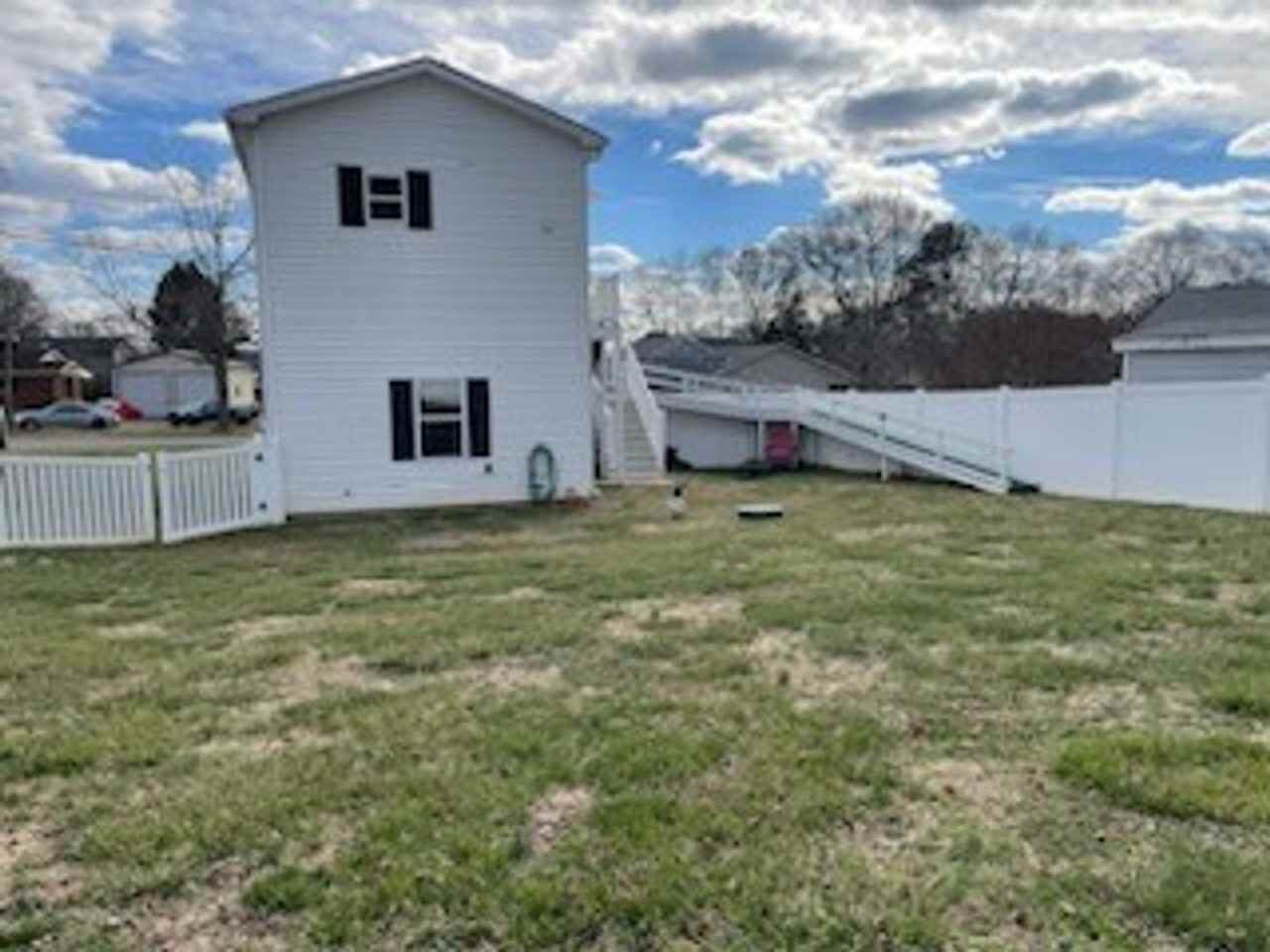 160 Mainview Dr - Photo 2 of 9