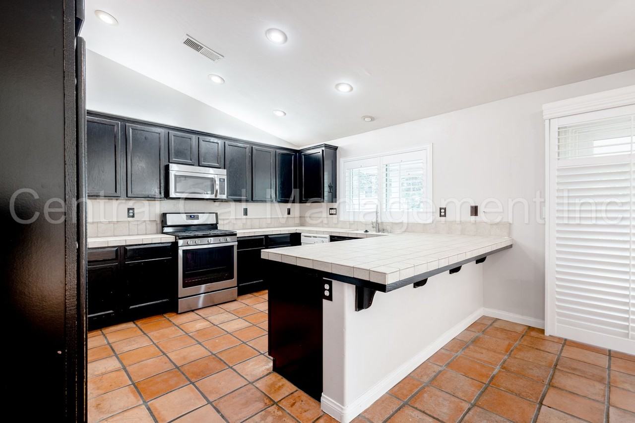 616 Vermillion Dr - Photo 6 of 25