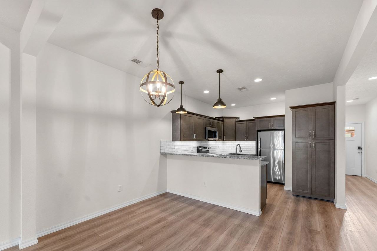 3037 W Cardinal St - Photo 5 of 16