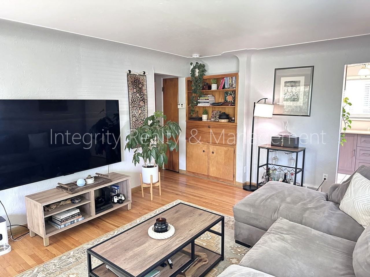 2047 Meade St - Photo 4 of 24