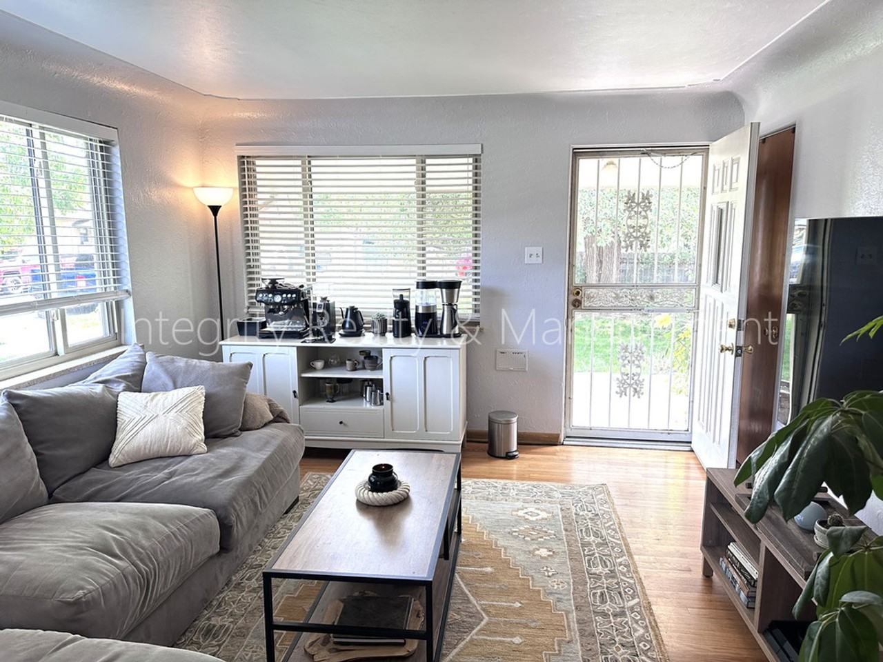 2047 Meade St - Photo 5 of 24