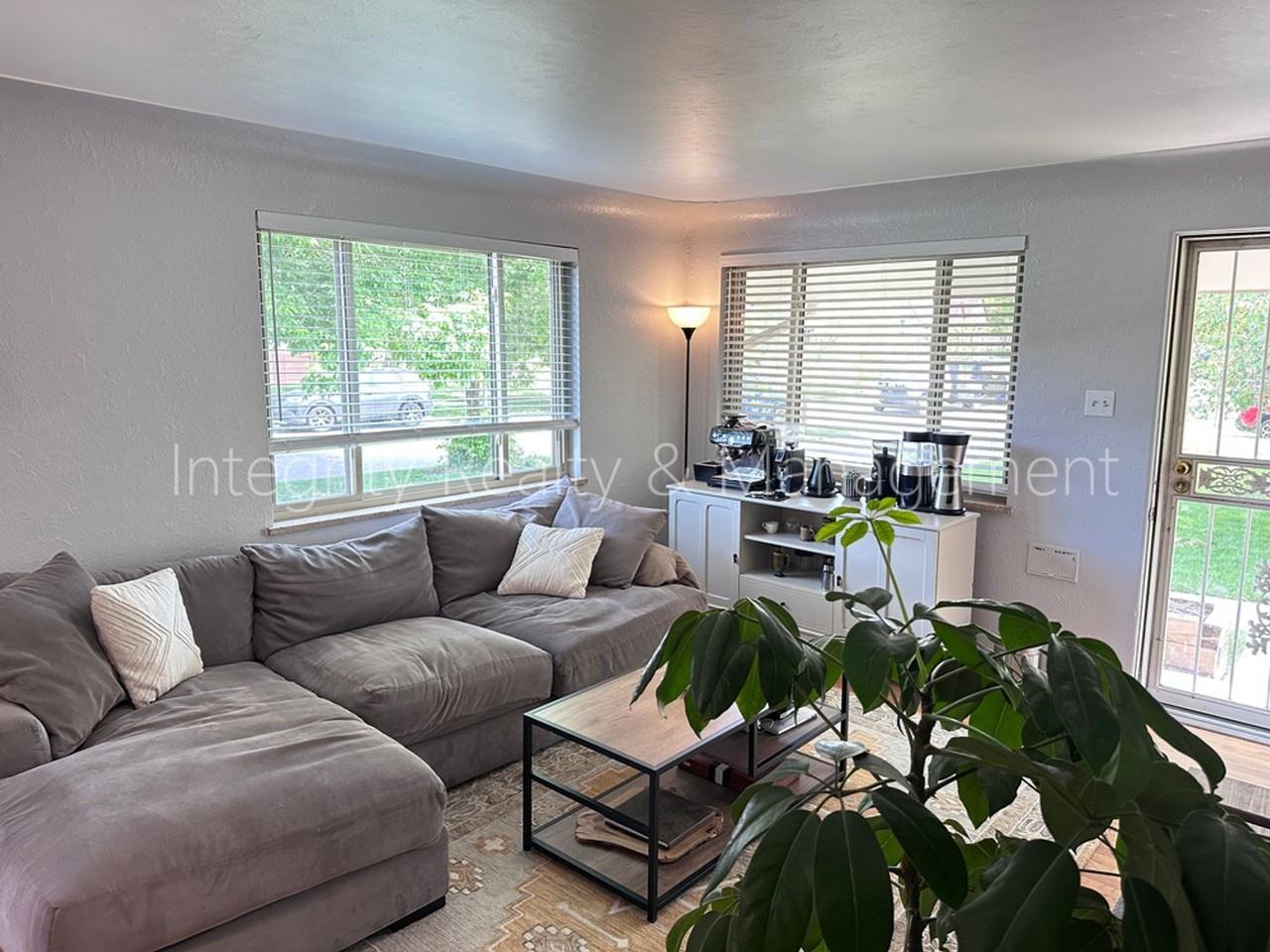 2047 Meade St - Photo 6 of 24
