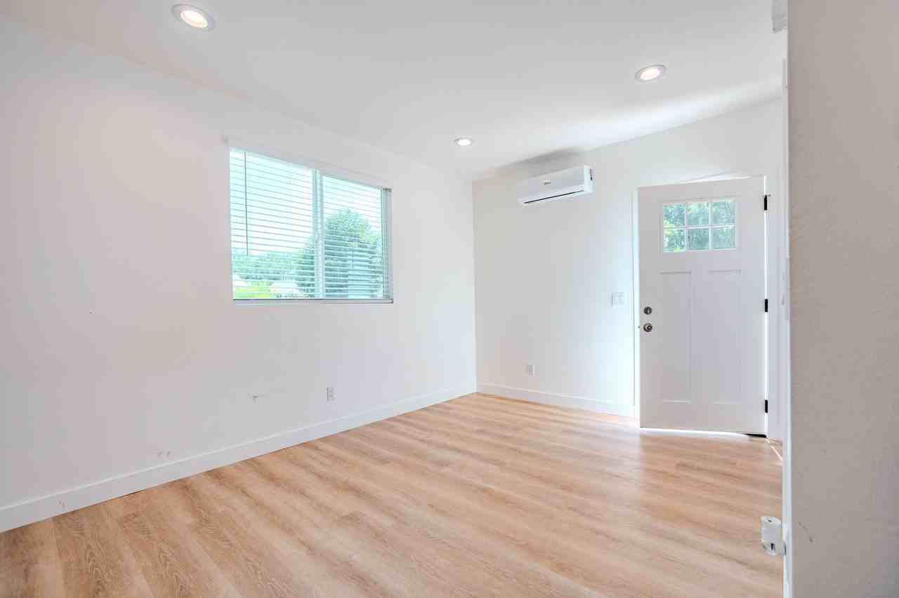 10691 Mckeen St - Photo 5 of 8