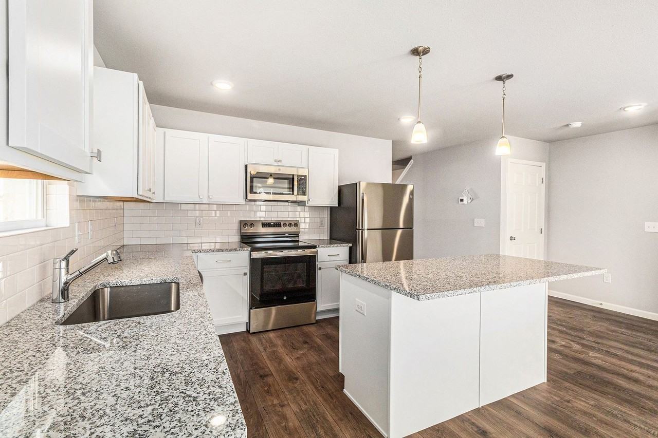 1633 Kennedy - Photo 2 of 18