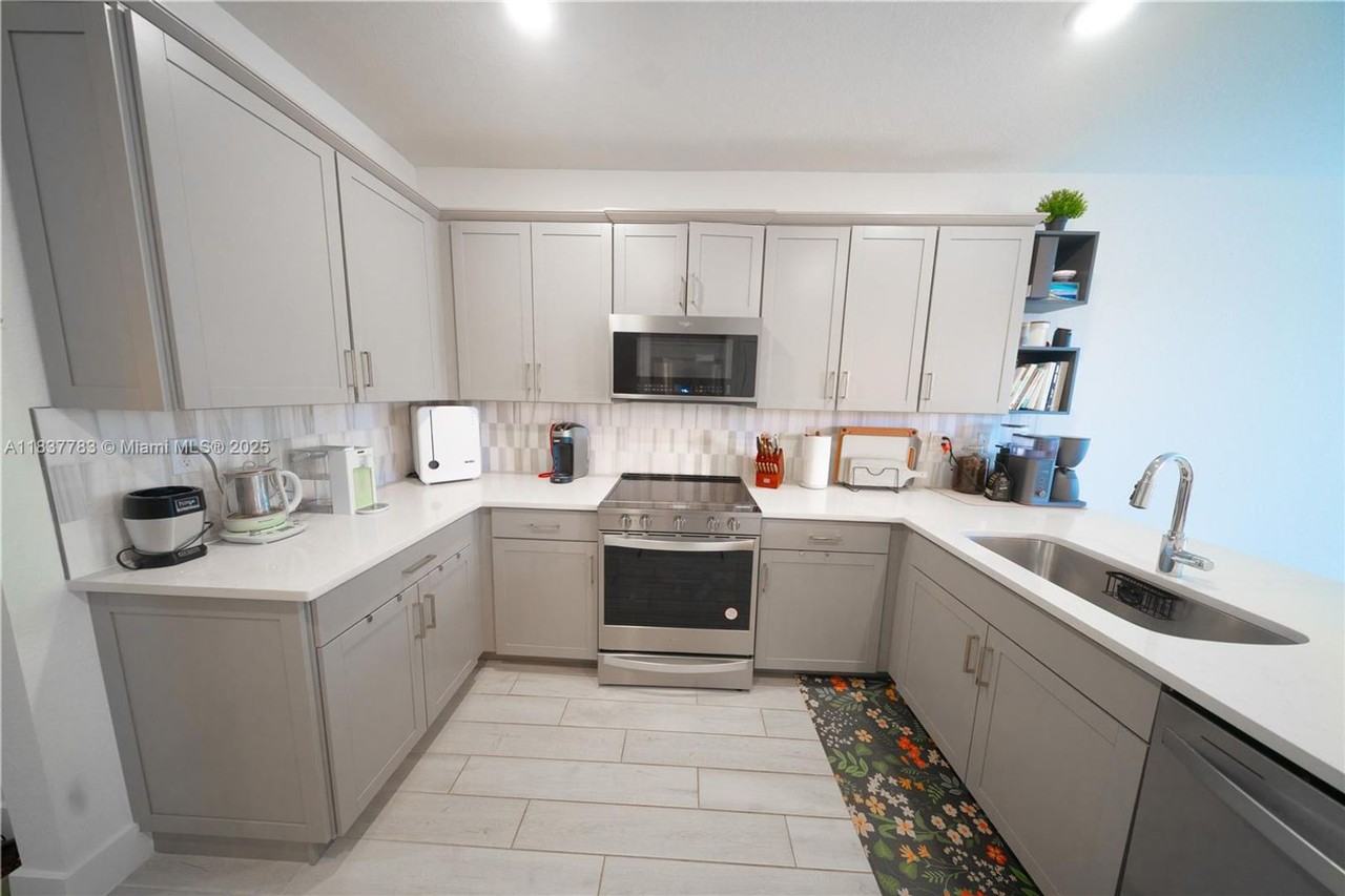 138 Sw 171st Way - Photo 2 of 24