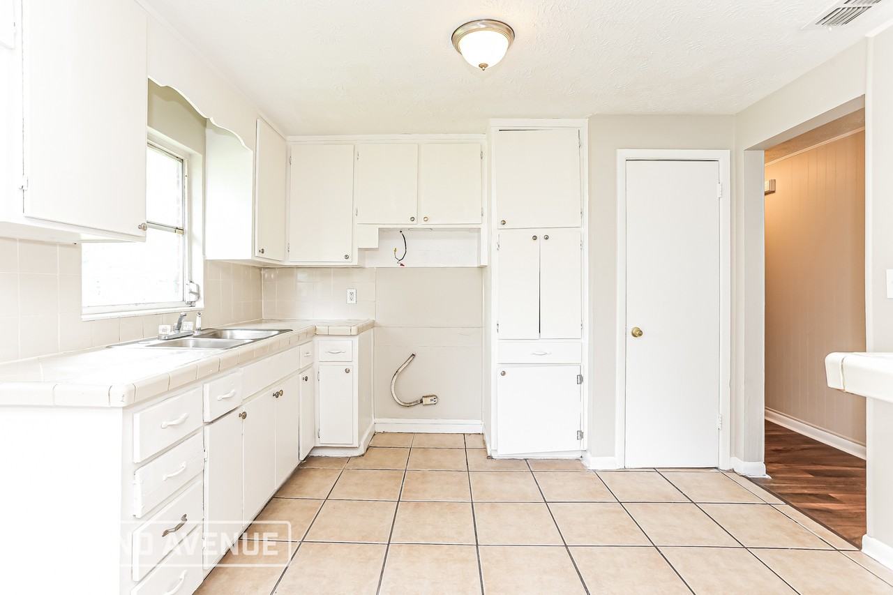 5442 Foxboro Rd - Photo 4 of 23