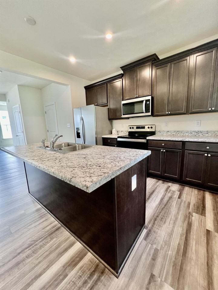 339 Bay St - Photo 2 of 33