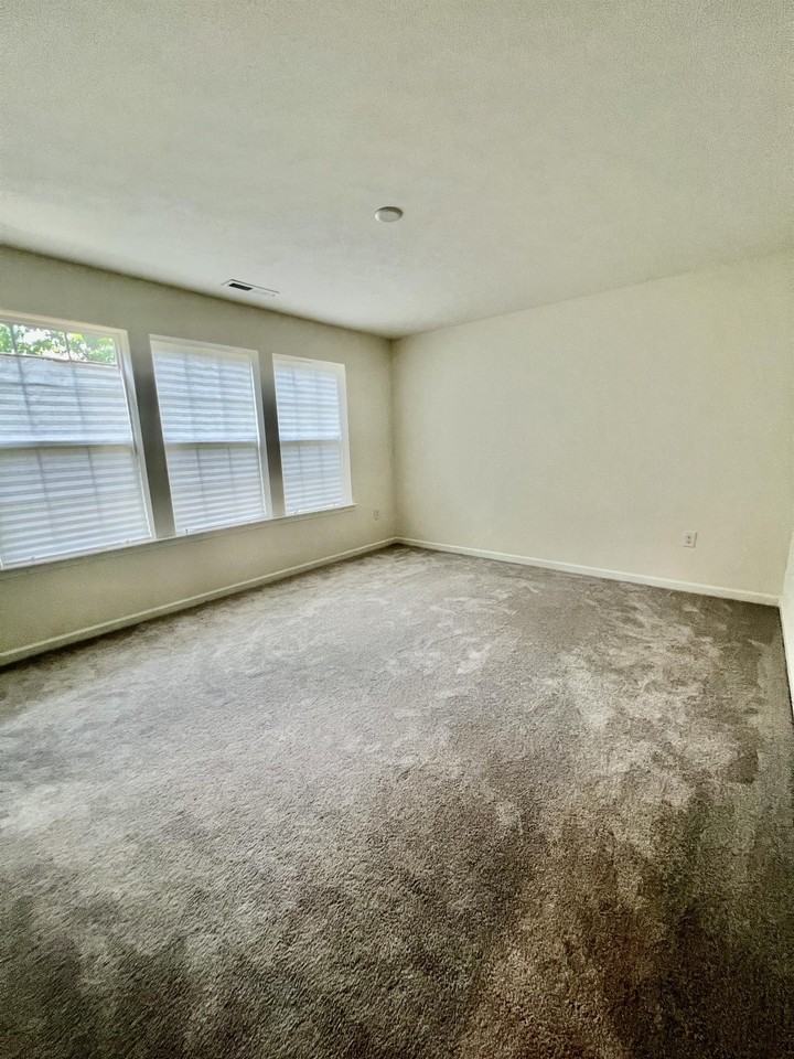 339 Bay St - Photo 3 of 33