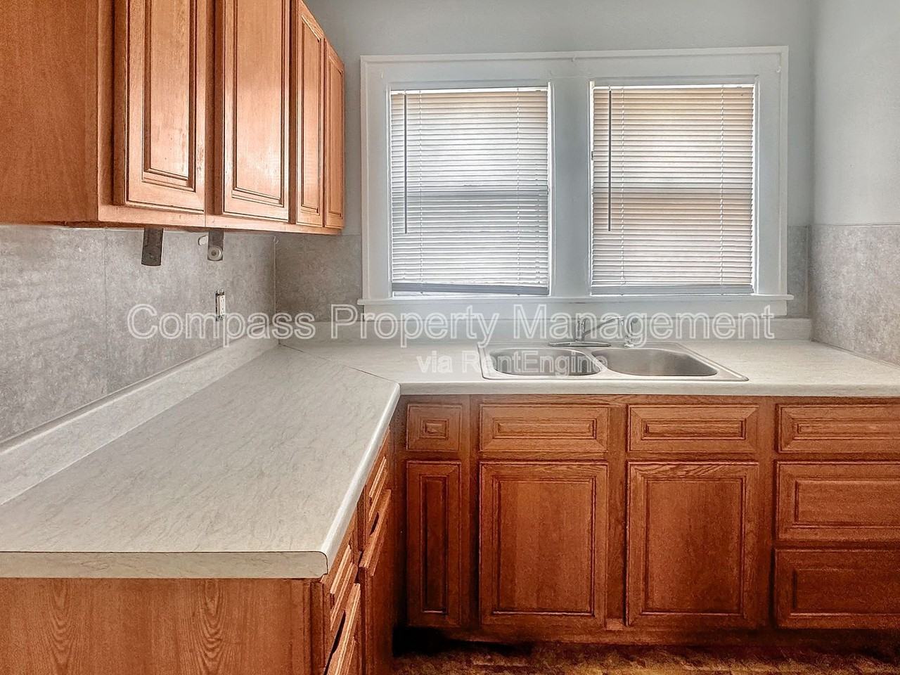 705 Knapp St Ne - Photo 2 of 7