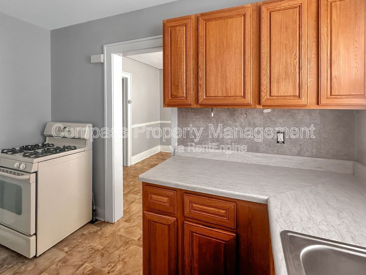 705 Knapp St Ne - Photo 3 of 7