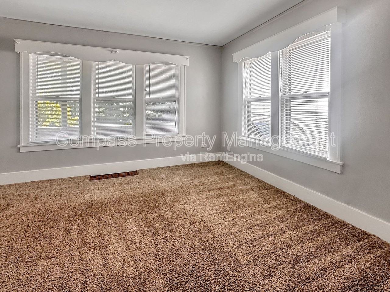 705 Knapp St Ne - Photo 5 of 7