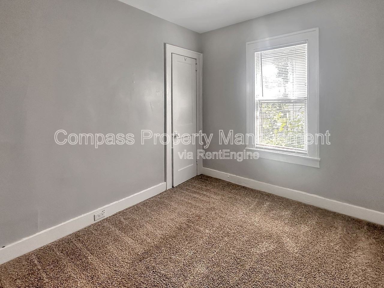 705 Knapp St Ne - Photo 6 of 7