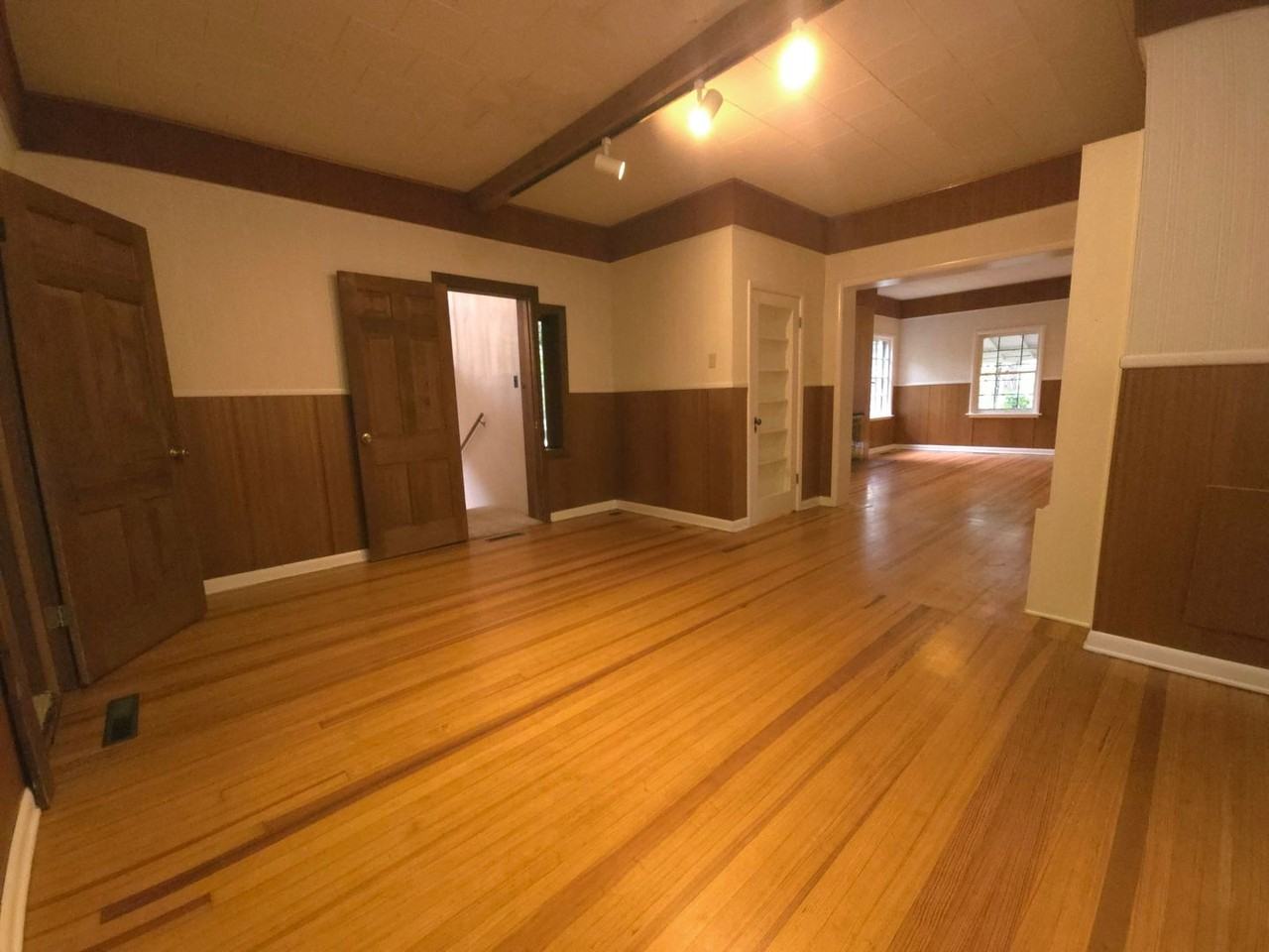 740 University Ave - Photo 4 of 34