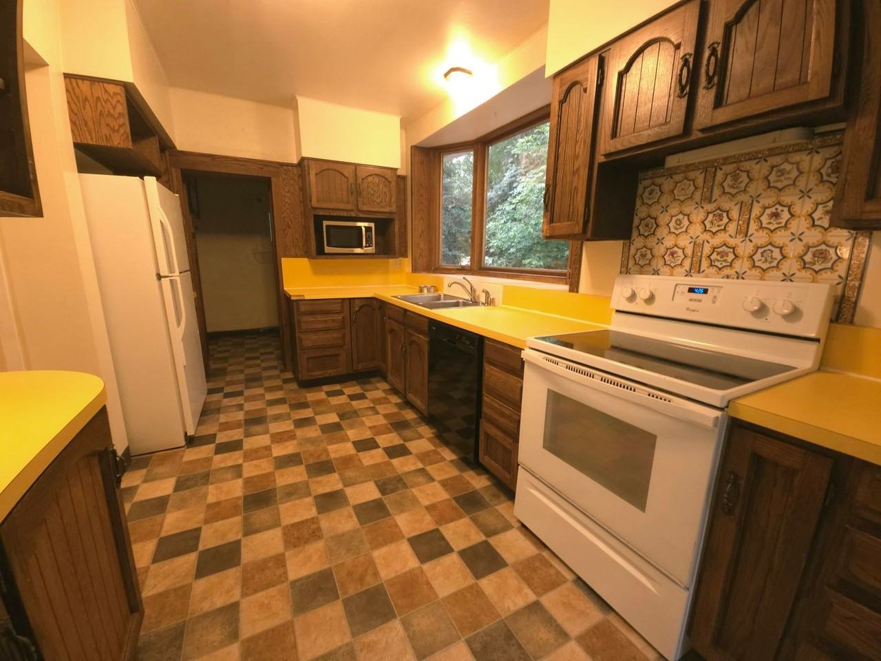 740 University Ave - Photo 7 of 34