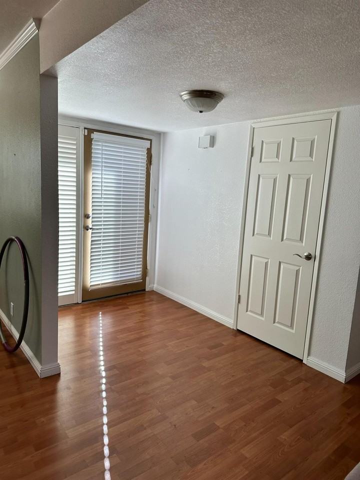 44771 Garden Ct - Photo 4 of 29