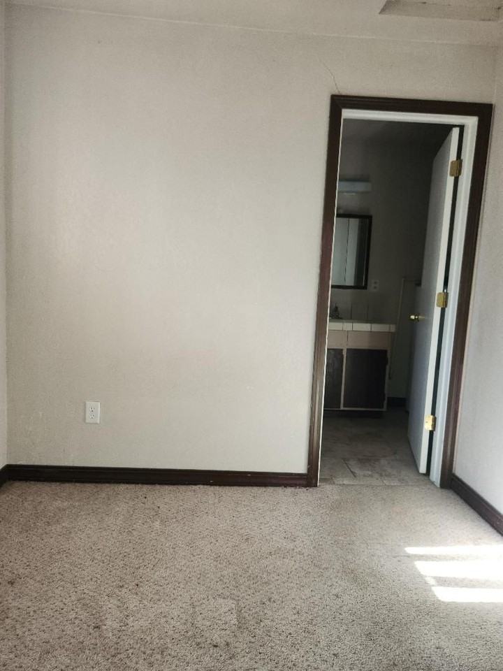 1319 9th Ave - Photo 4 of 11