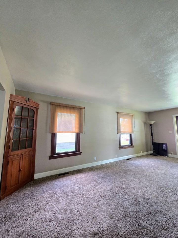 1128 S Waugh St - Photo 3 of 21