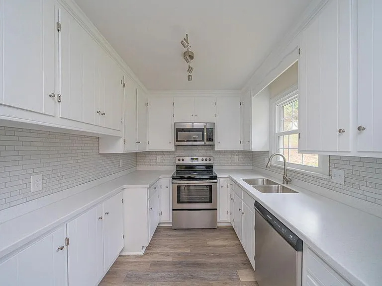 1043 Glebe Rd - Photo 2 of 19