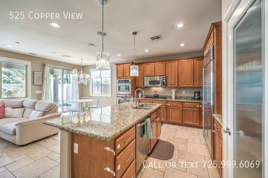 525 Copper View St - Photo 4 of 47