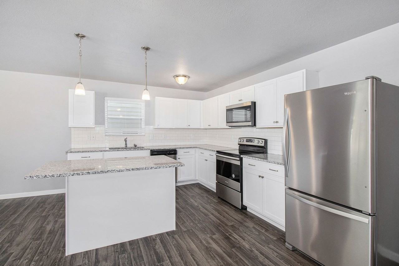 307 N Main - Photo 3 of 18