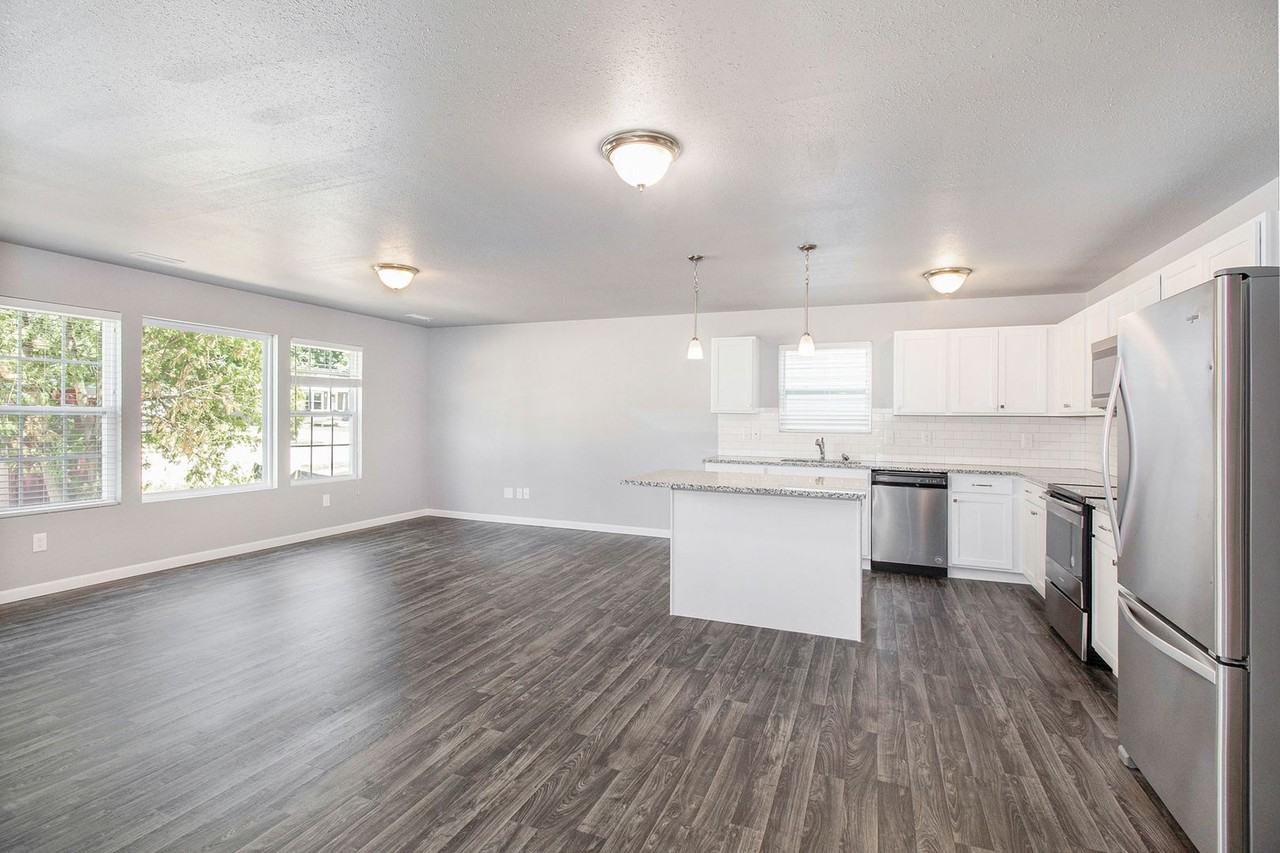 307 N Main - Photo 5 of 18