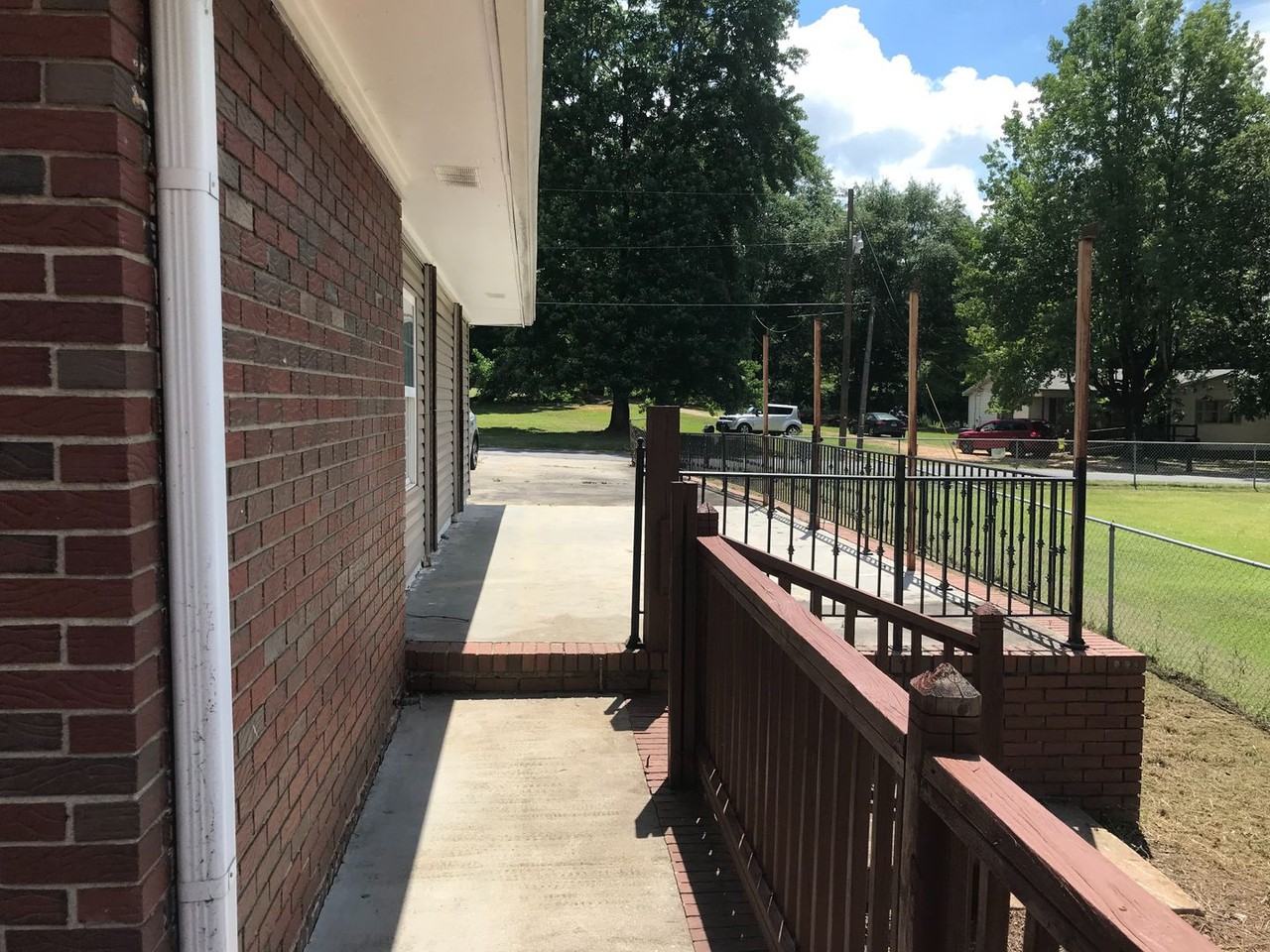 105 Knoxville Rd - Photo 3 of 32