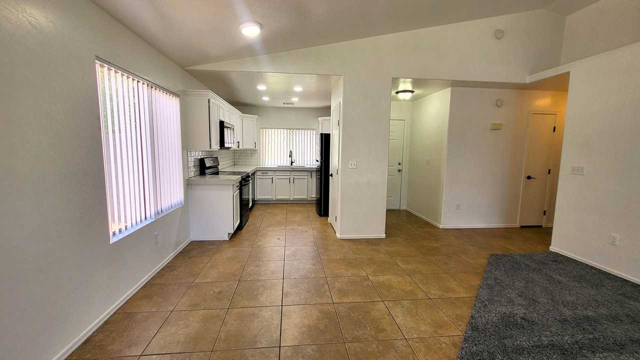2032 E Catclaw St - Photo 3 of 16