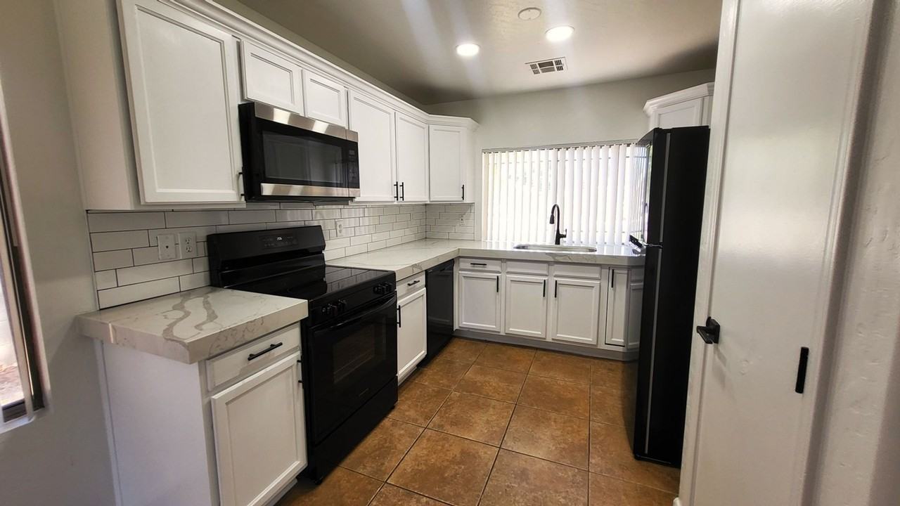 2032 E Catclaw St - Photo 4 of 16