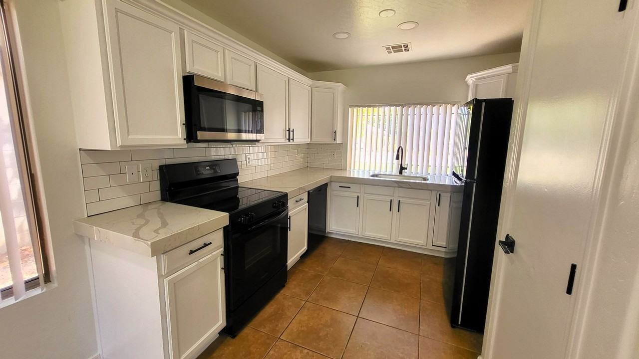 2032 E Catclaw St - Photo 5 of 16
