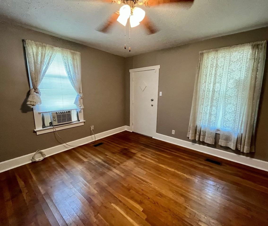 910 Washington Ave - Photo 2 of 8