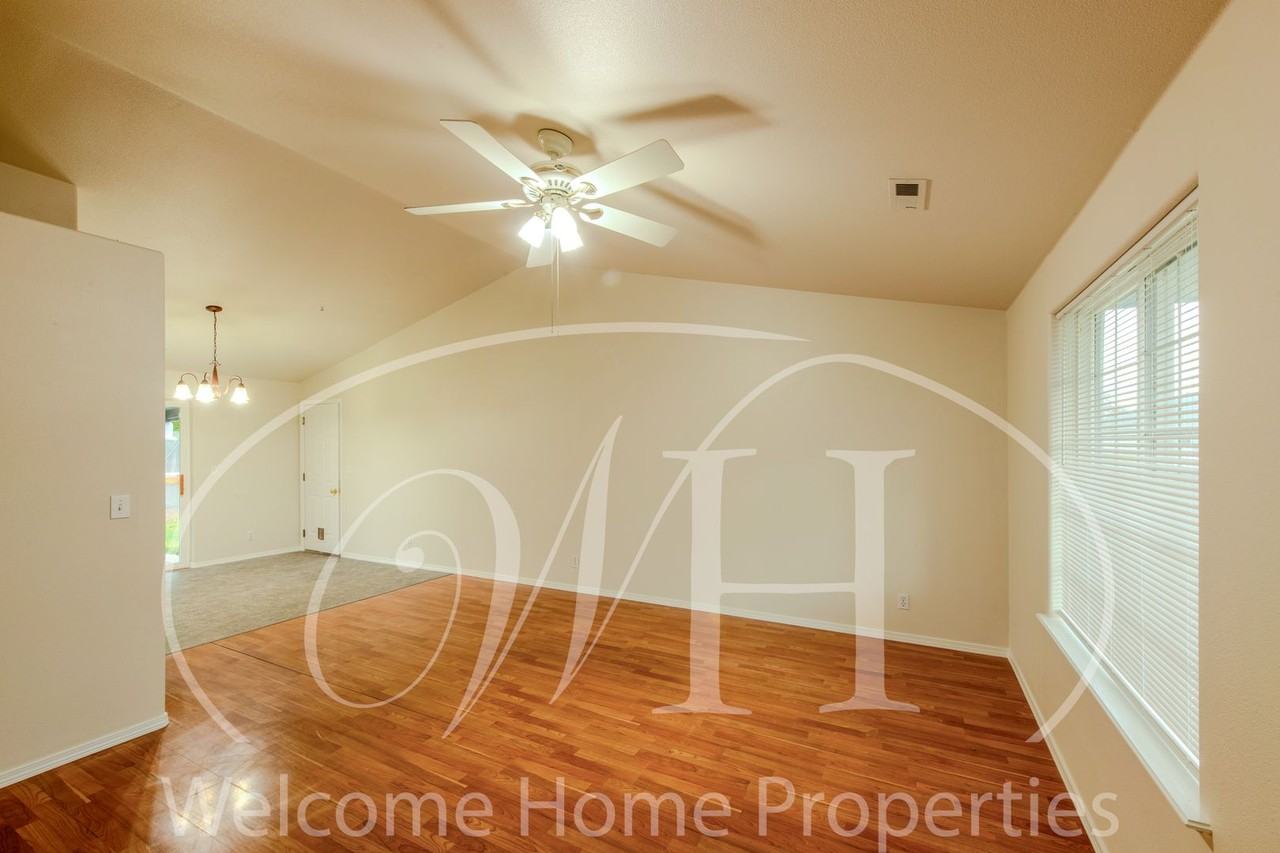 337 Ne Kingwood Pl - Photo 4 of 22