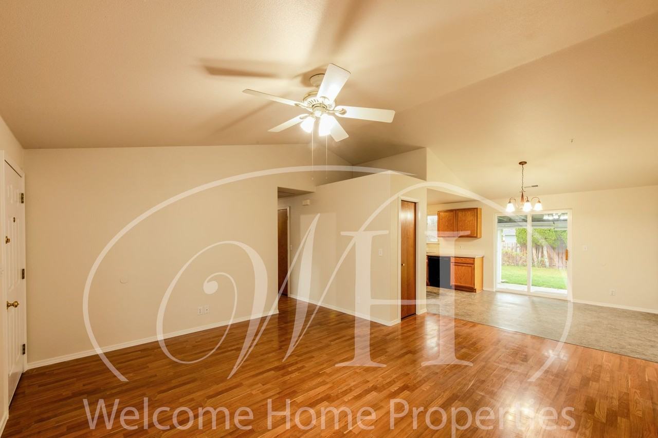 337 Ne Kingwood Pl - Photo 5 of 22