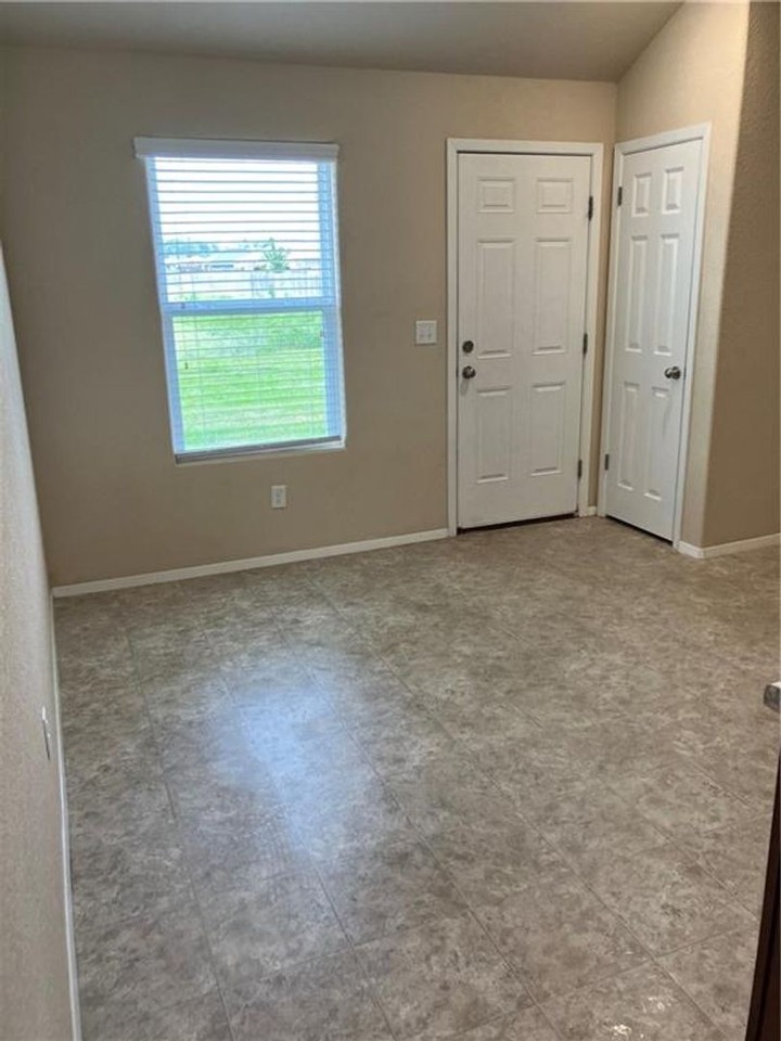 709 Nw 67th Ave - Photo 3 of 10