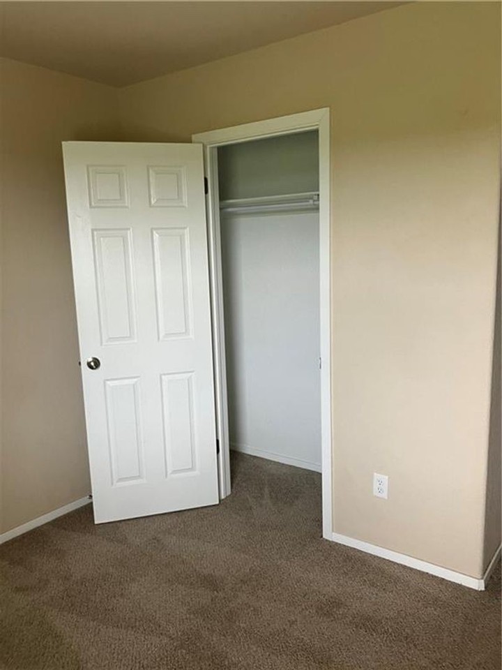 709 Nw 67th Ave - Photo 4 of 10