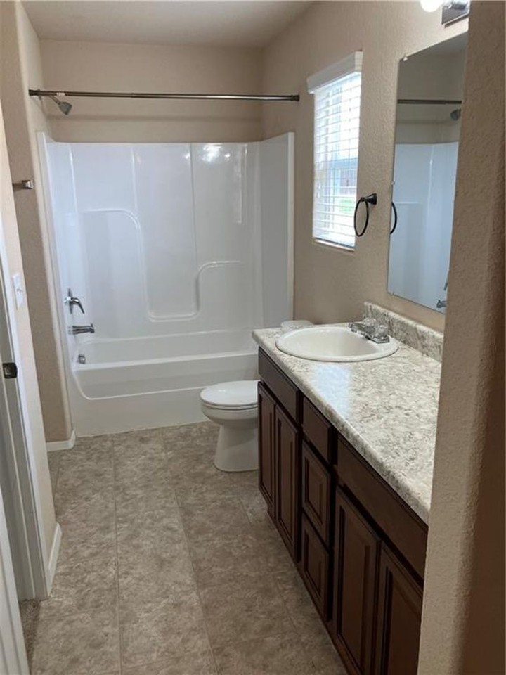 709 Nw 67th Ave - Photo 5 of 10