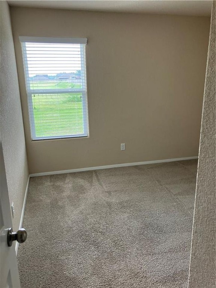 709 Nw 67th Ave - Photo 6 of 10