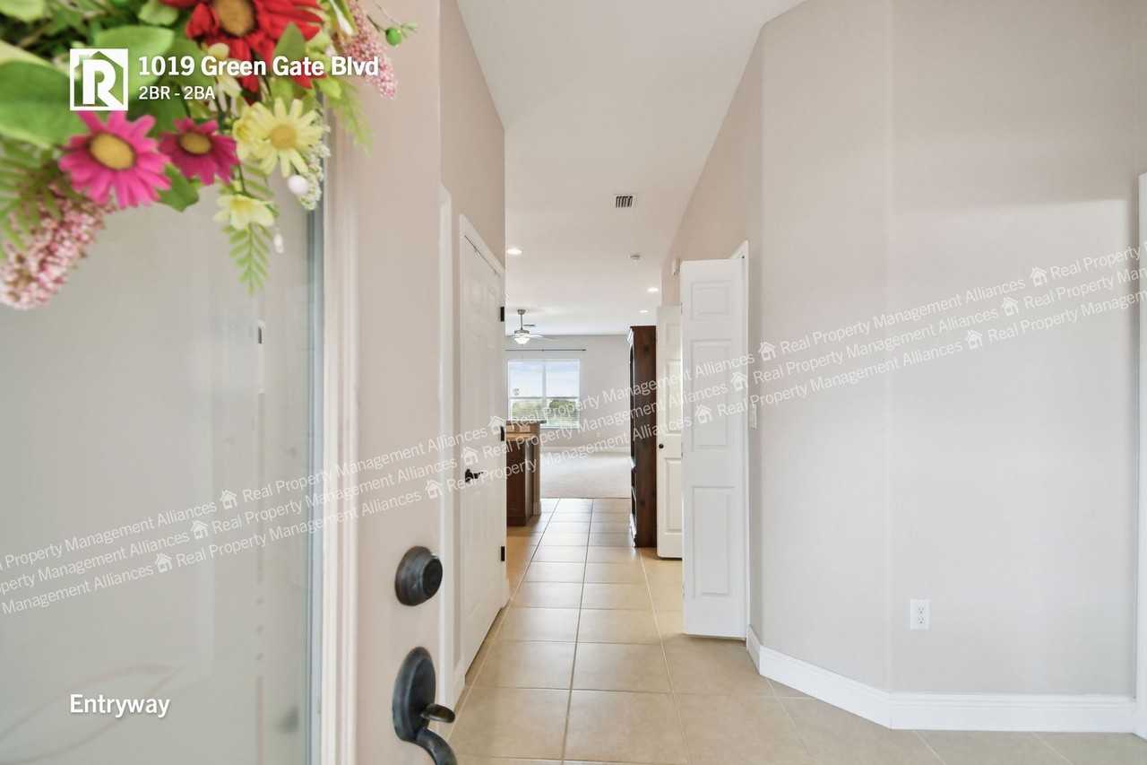 1019 Green Gate Blvd - Photo 2 of 24