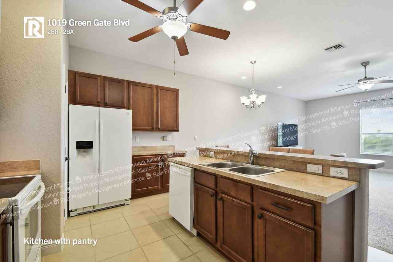 1019 Green Gate Blvd - Photo 3 of 24