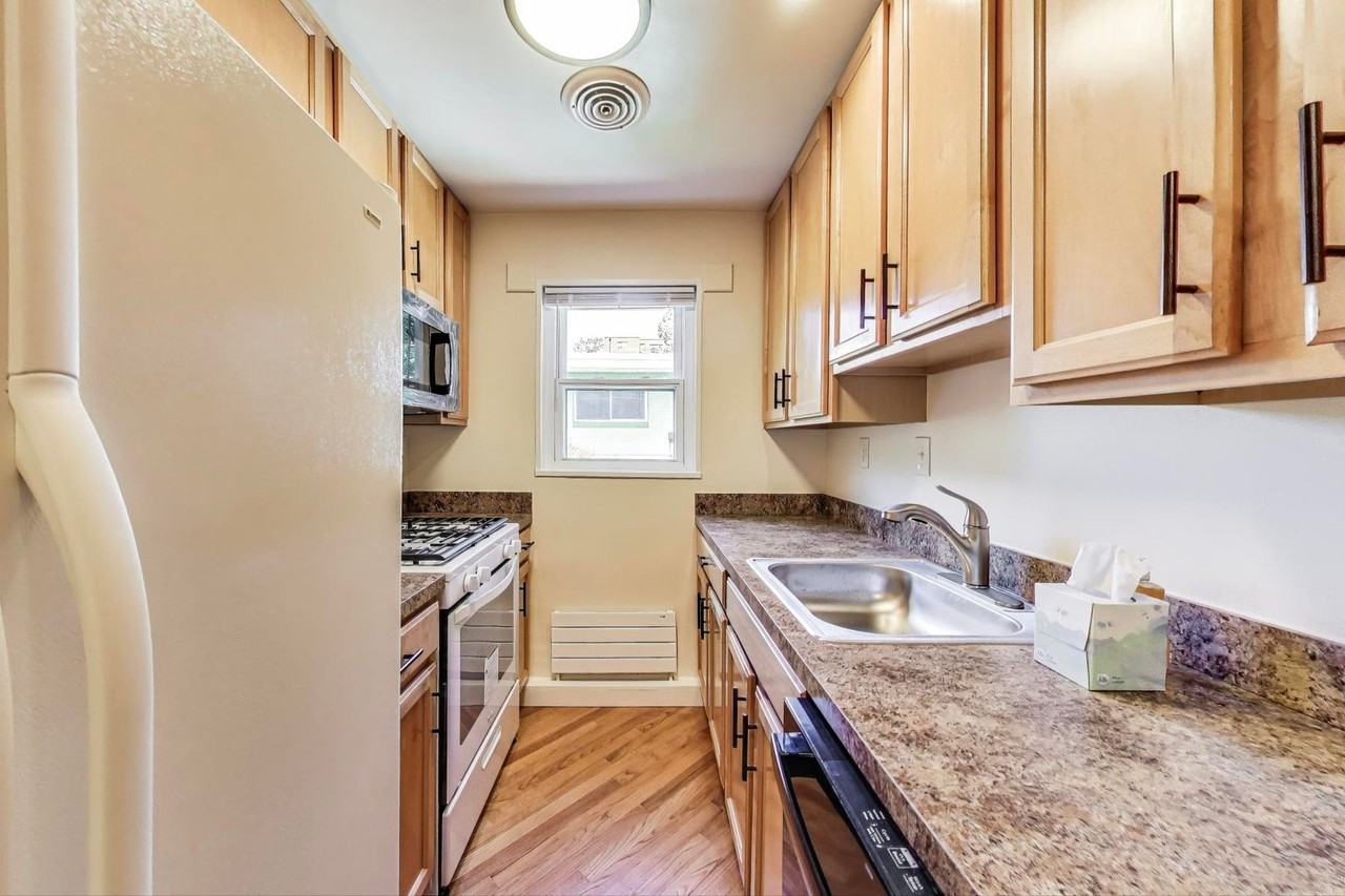 7523 Maple Ave - Photo 3 of 22