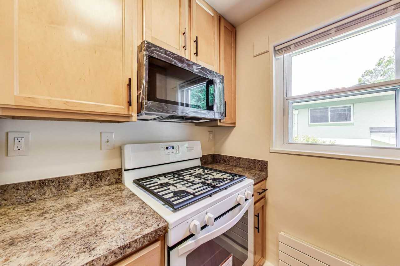 7523 Maple Ave - Photo 4 of 22