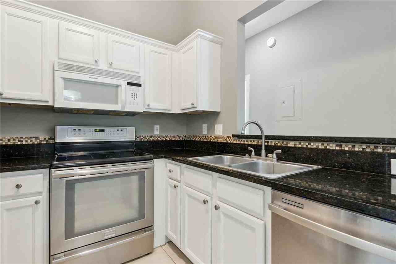 1601 Nectarine St Apt C5 - Photo 5 of 19