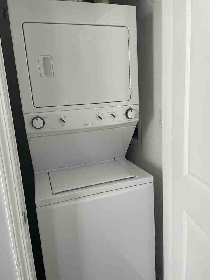 2249 West Iowa Street, Unit 1R - Photo 7 of 10