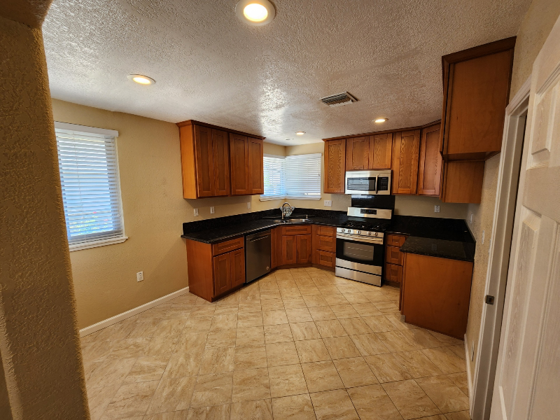 3994 69th St - Photo 3 of 6