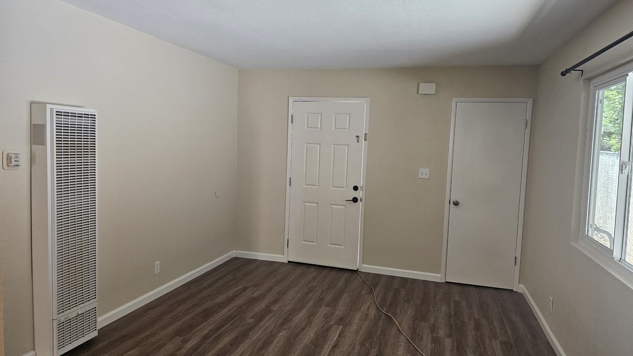 1080 Robinson Street - Photo 2 of 28